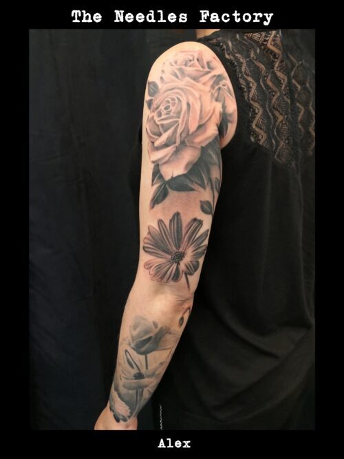 tatoauge noir et gris réaliste fleur