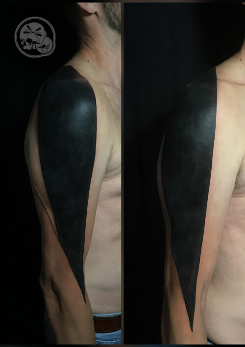Tatouage blackwork épaule et bras à Boulogne-sur-Mer – The Needles Factory
