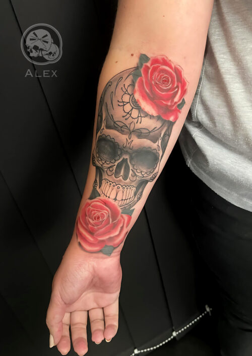Tatouage crâne et roses réaliste sur avant-bras par Alex Needles – The Needles Factory Boulogne