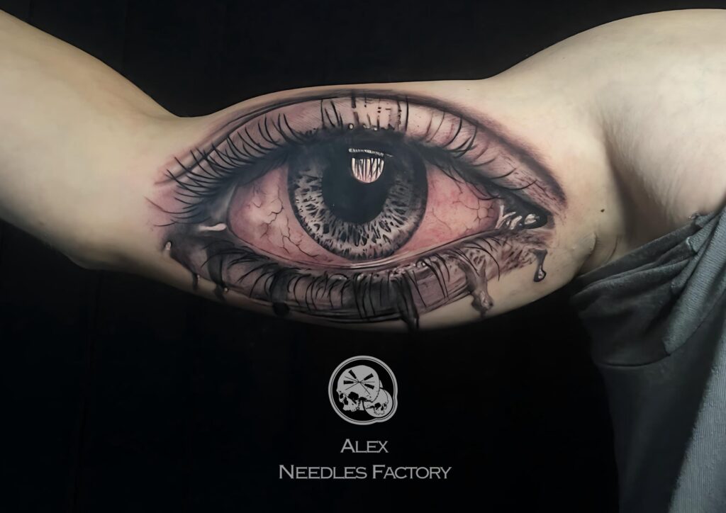 Tatouage réalisme noir et gris à Boulogne-sur-Mer (62) : œil réaliste qui pleure sur l’intérieur du bras — Alex Needles, The Needles Factory