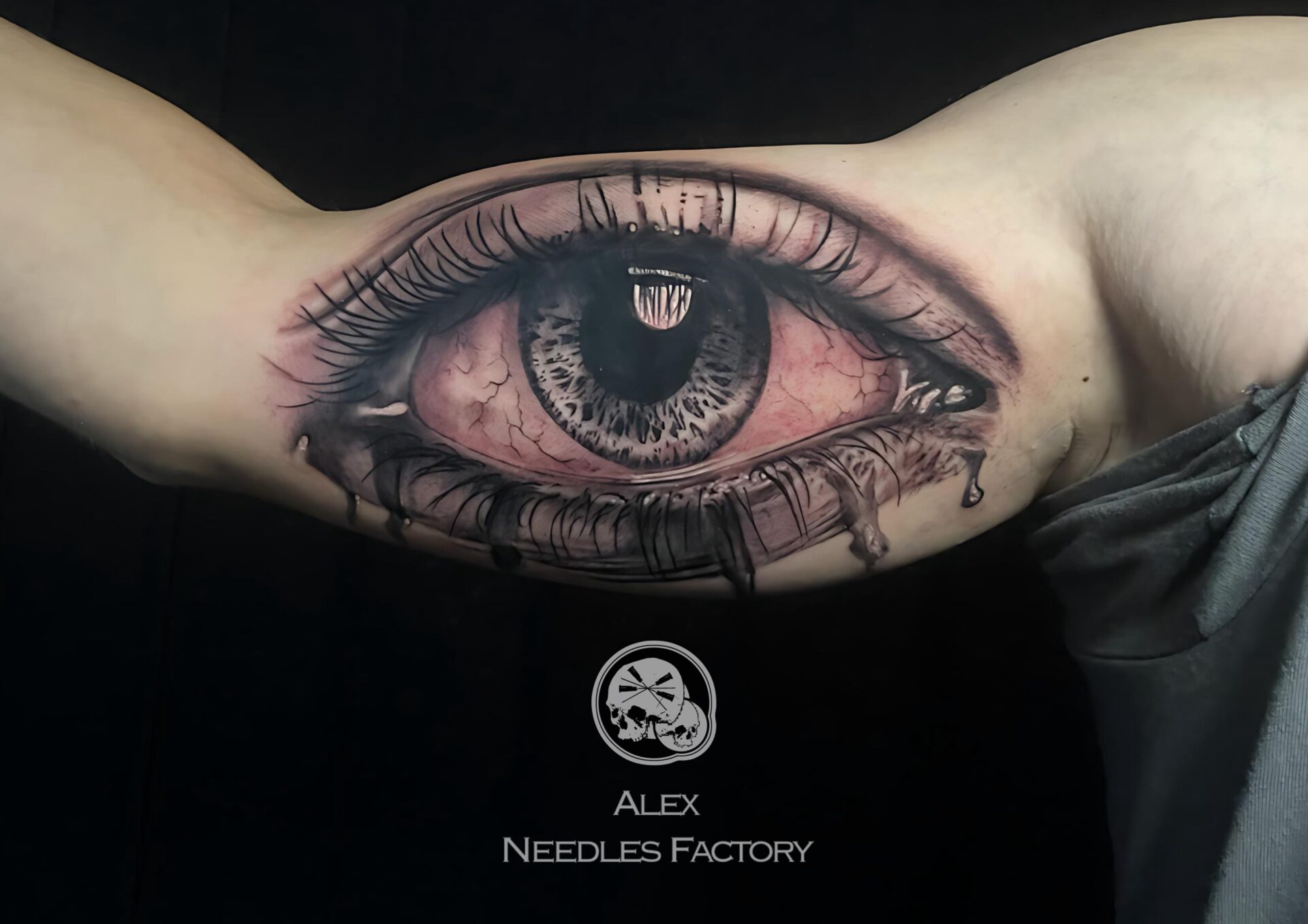 Tatouage représentant un oeil réaliste qui pleure sur l'intérieur d'un bras, réalisé par Alex, The Needles Factory