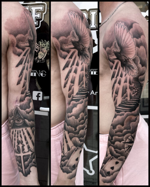 tatouage bras colombe nuage religieux