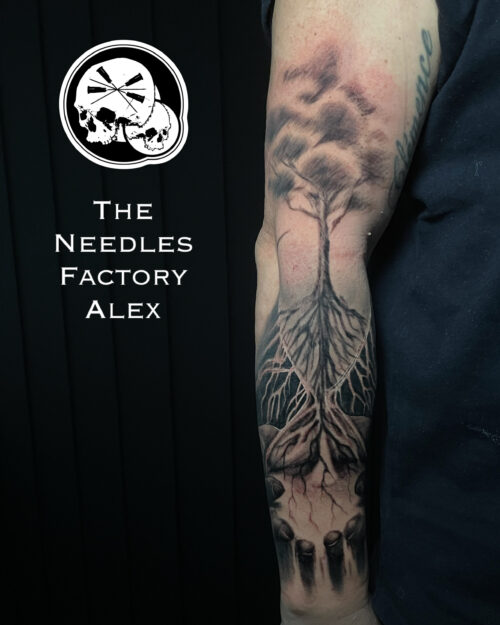 tatouage surréaliste arbre temps sablier