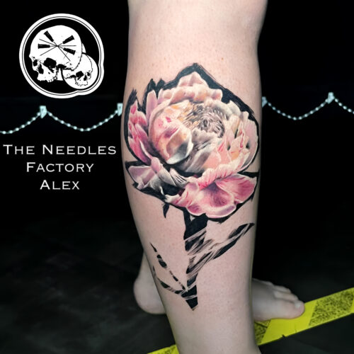 Tatouage pivoine réaliste couleur graphique