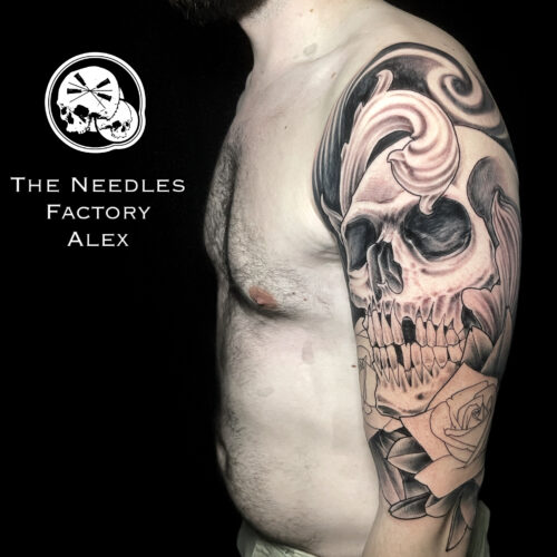 tatouage crâne roses noir cet gris épaule