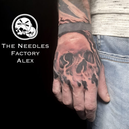 tatouage main crâne réaliste noir et gris