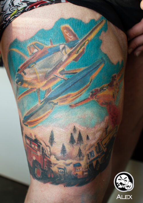 Tatouage cuisse couleur Disney planes avion