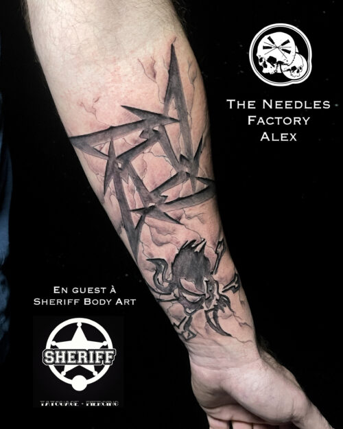 tatouage metallica logo gravure pierre
