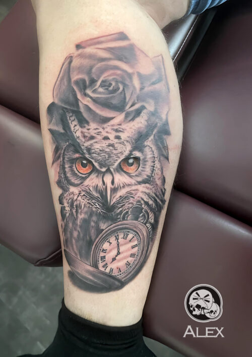 Tatouage jambe hiboux montre gousset rose