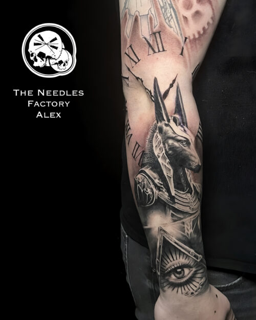 Tatouage bras réaliste Anubis illuminati temps