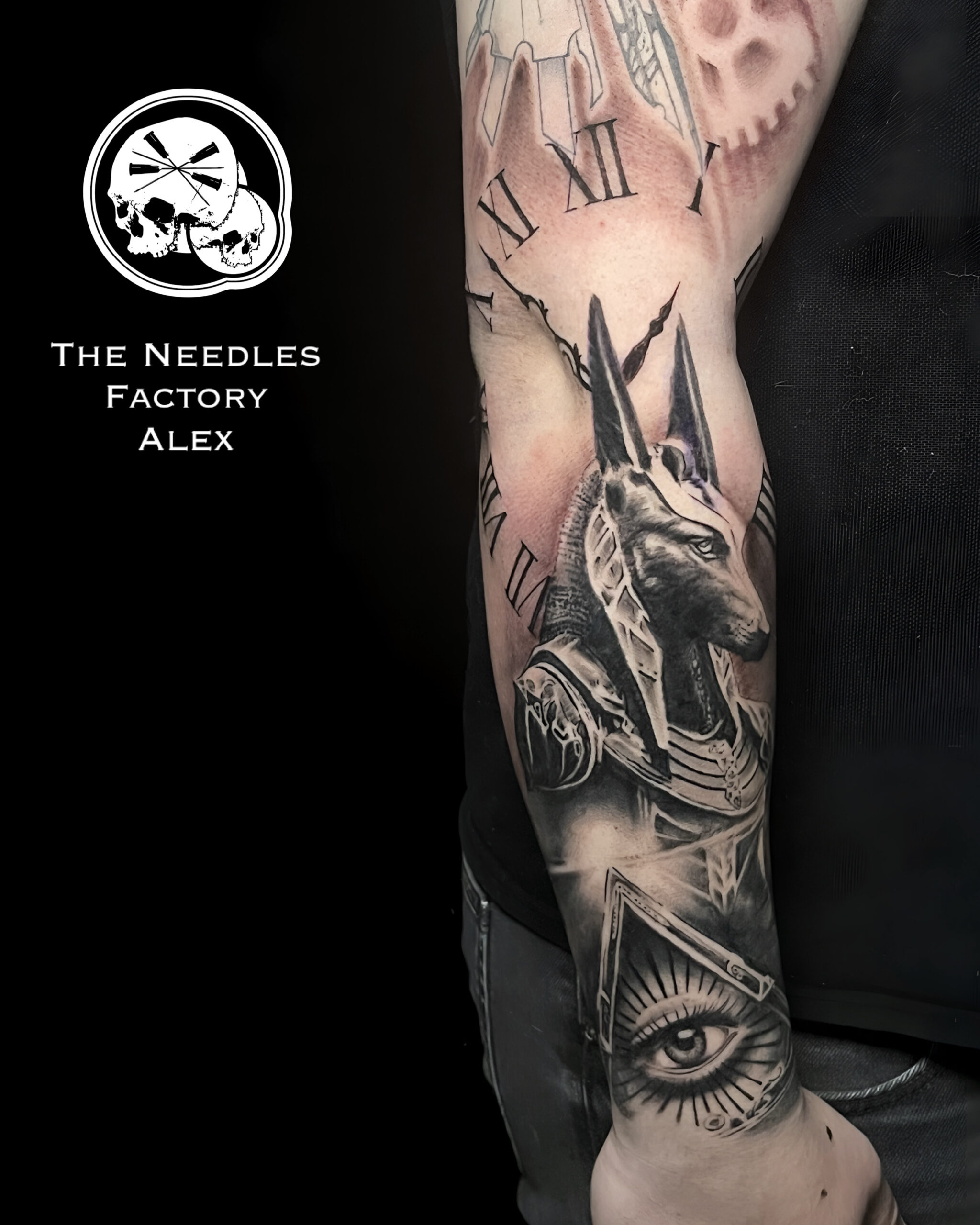 composition Anubis avec horloge romaine et œil sur avant-bras en noir et gris
