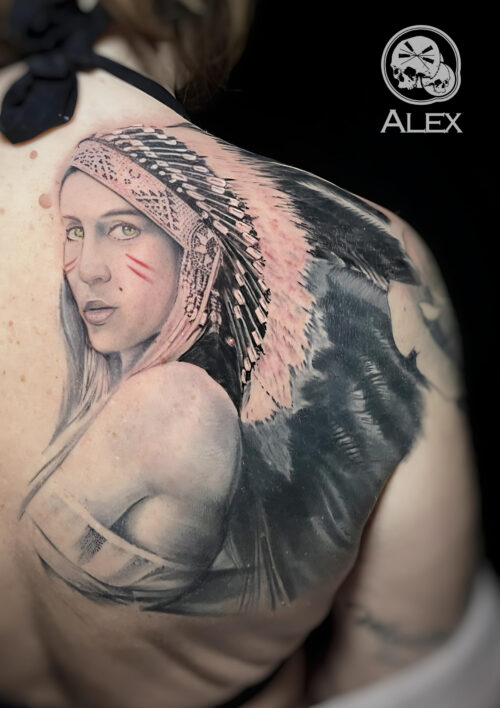 tatouage dos indienne yeux vert