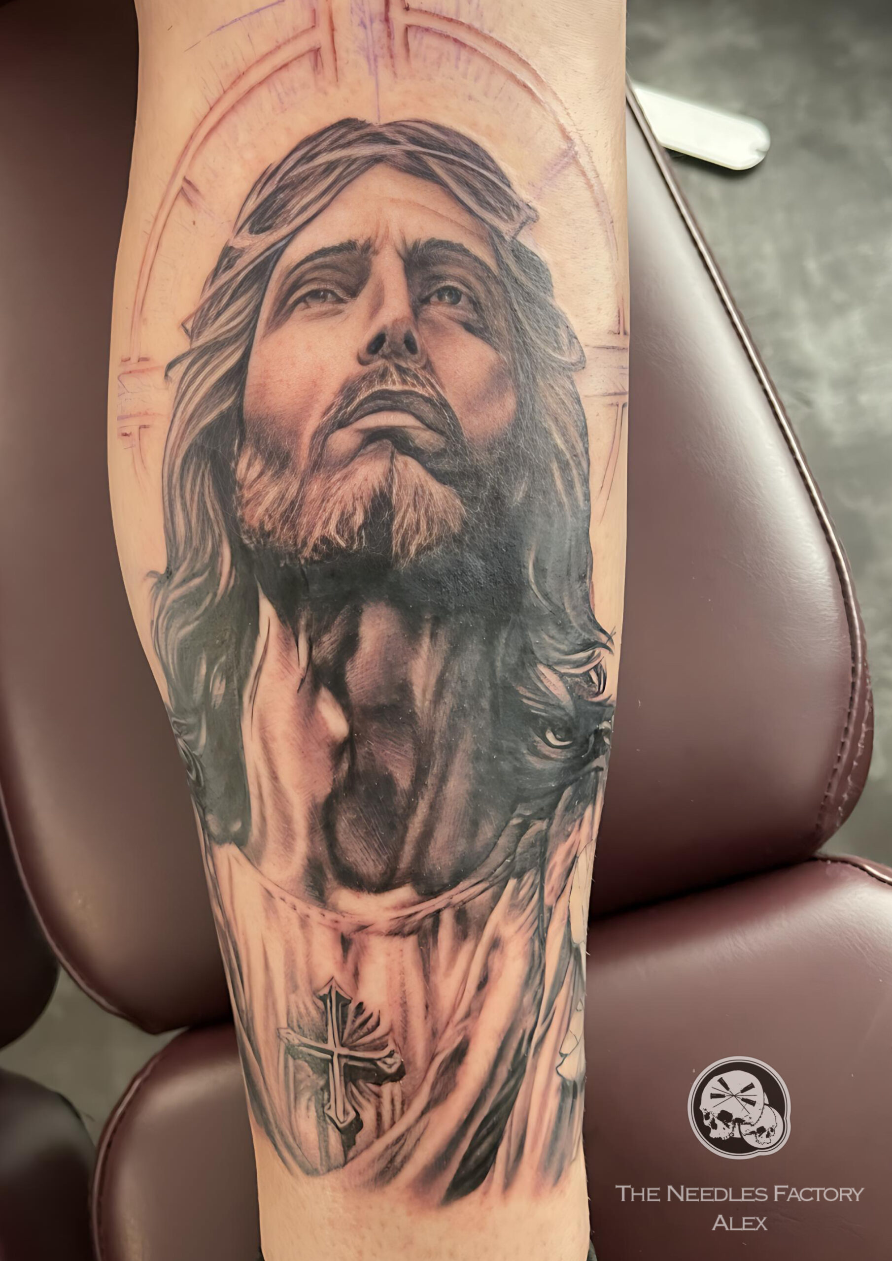 Tatouage Jésus noir et gris - Alex Needles