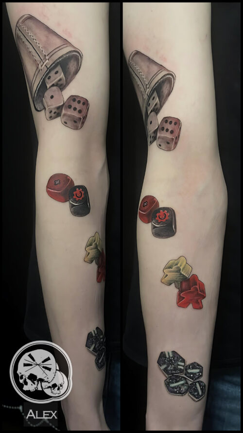 tatouage bras jeux de rôles dés couleur