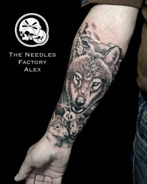 tatouage bras loup protection petit