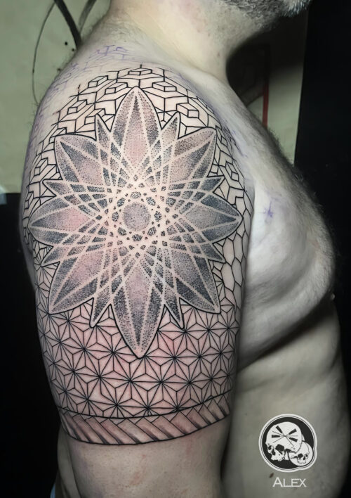 tatouage épaule black ligne paterne mandala