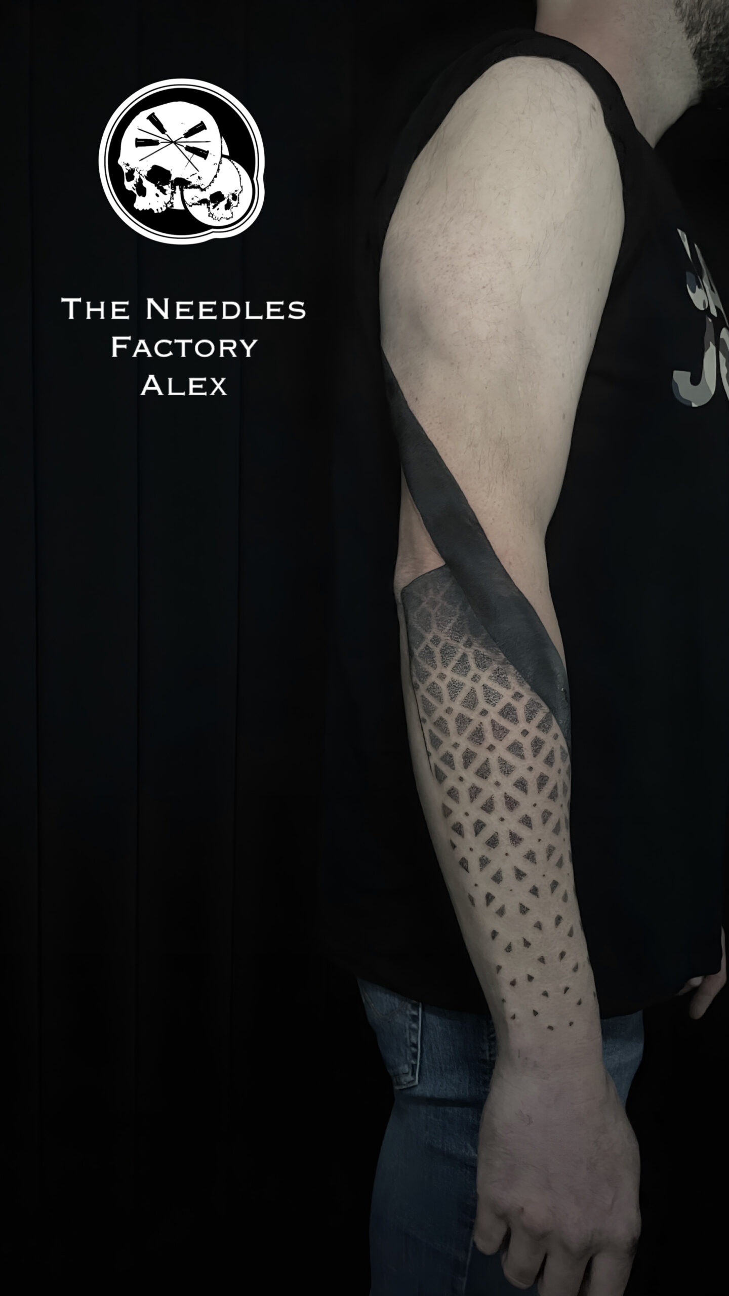 Tatouage mandala graphique gris à Boulogne-sur-Mer — The Needles Factory