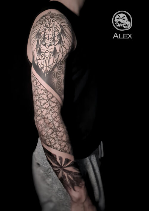tatouage bras graphique lion paterne