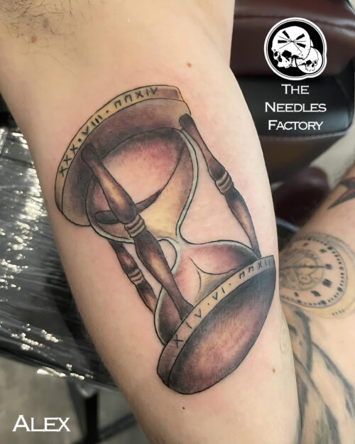 tatouage sablier couleur