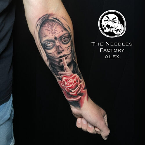 tatouage portrait femme rose rouge