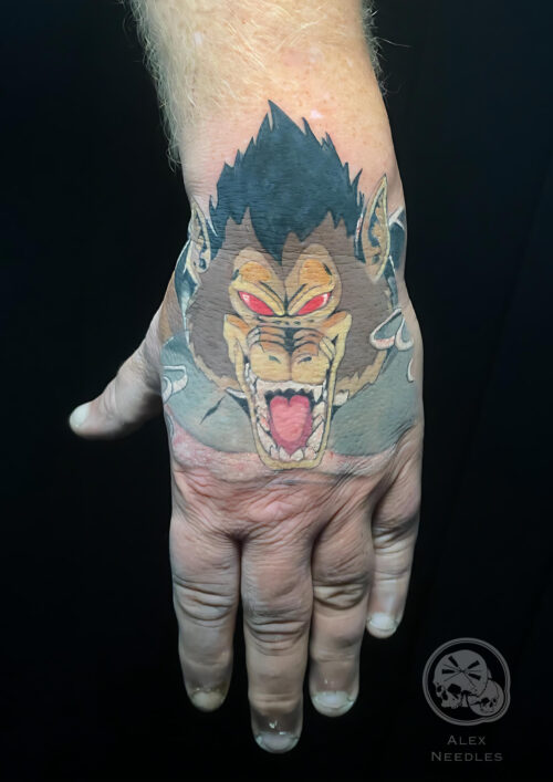 Tatouage d'une main gauche avec Végéta en mode Oozaru en couleur.