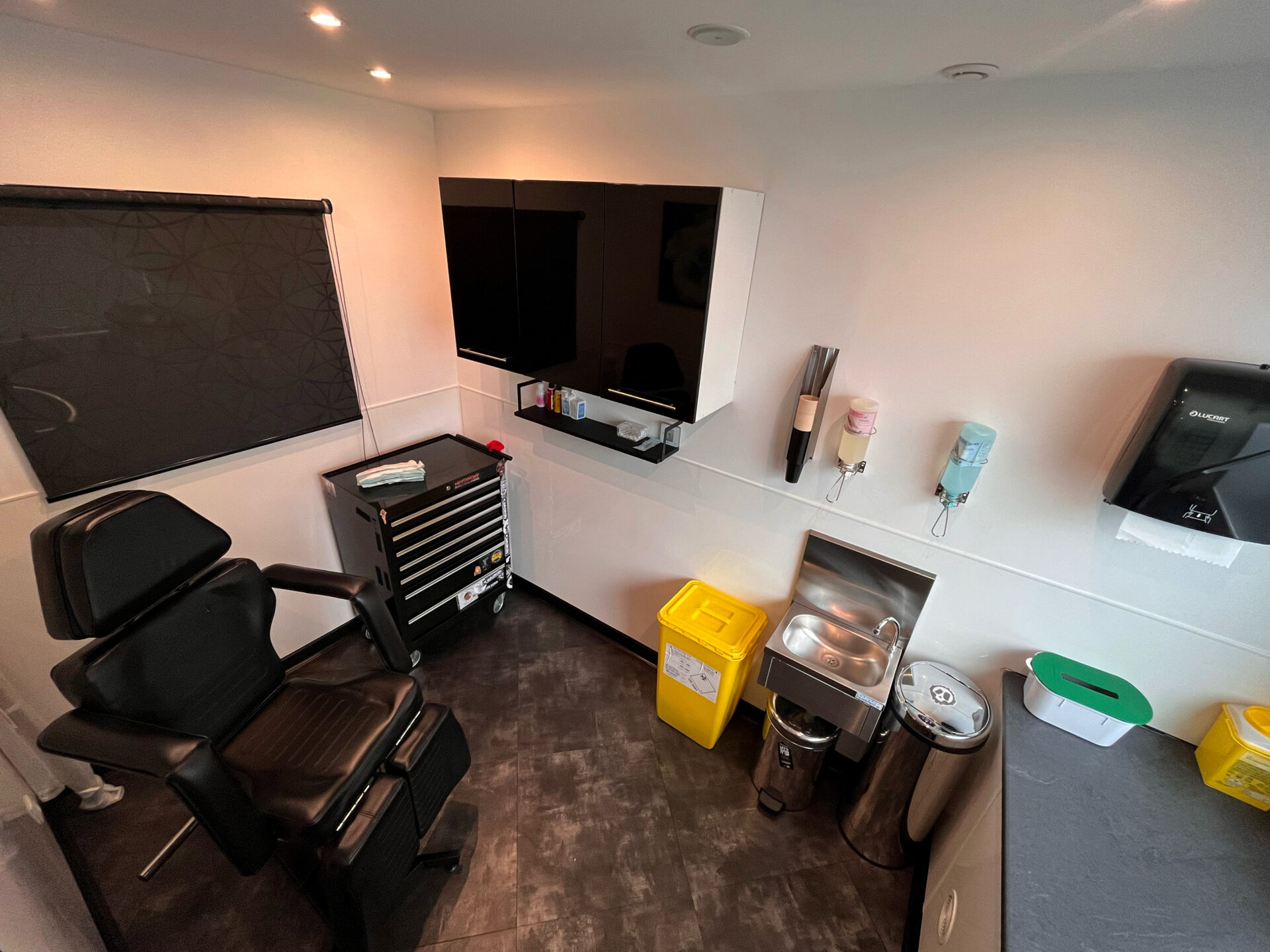 Salle de piercing intime propre et équipée chez The Needles Factory à Boulogne-sur-Mer