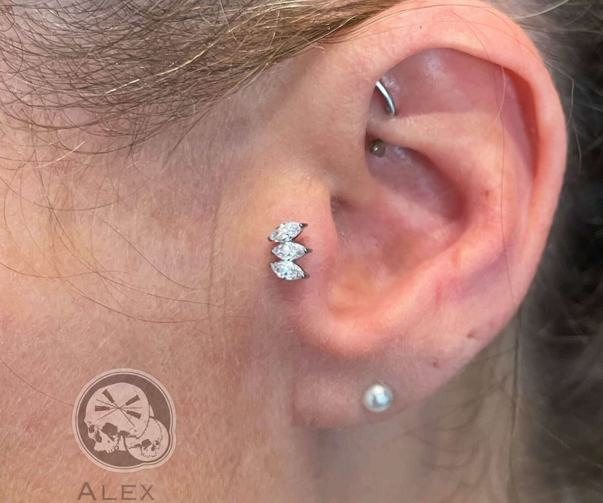 Bijoux de trapus 3 strass Oreille percée avec un bijoux au trapus avec 3 strass sur un labrit en titane pas de vis interne