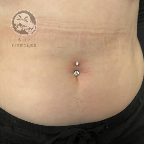 Piercing nombril avec bijou titane et strass brillants – The Needles Factory Boulogne-sur-Mer