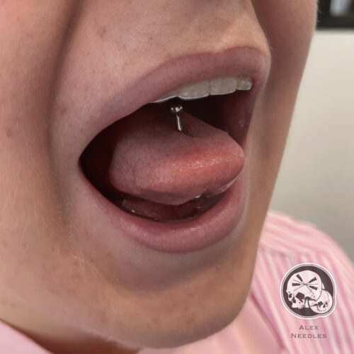 Piercing à la langue en titane réalisé par Alex, The Needles Factory