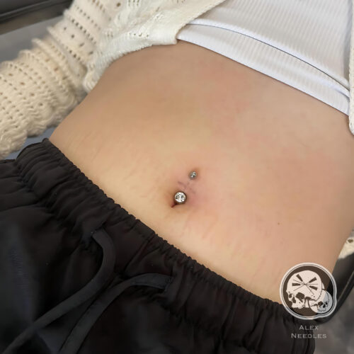 Piercing au nombril en titane réalisé par Alex The Needles Factory