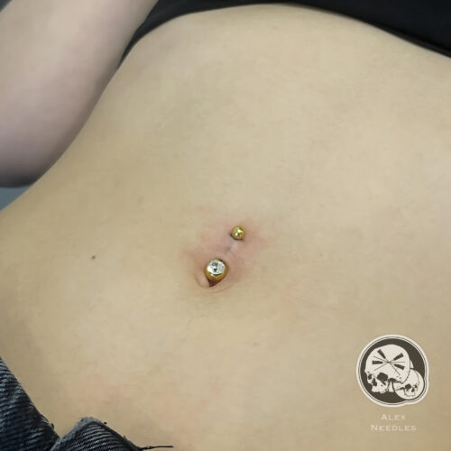 Piercing PVD-GOLD au nombril réalisé par Alex, The Needles Factory