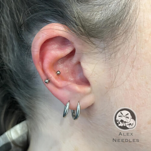 Piercing snug à l'oreille en titane réalisé par Alex, The Needles Factory