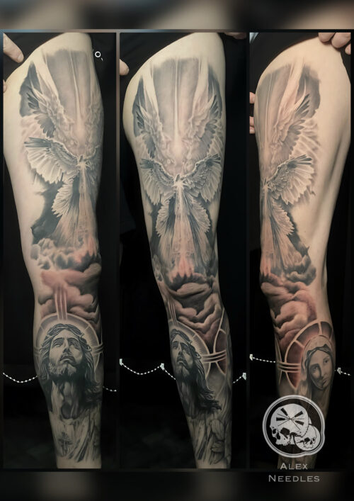 Tatouage représentant Jésus qui regarde Dieu / le Saint-Esprit avec Marie à coté de Jésus, projet réalise en noir et gris sur un bras complet par Alex, The Needles Factory