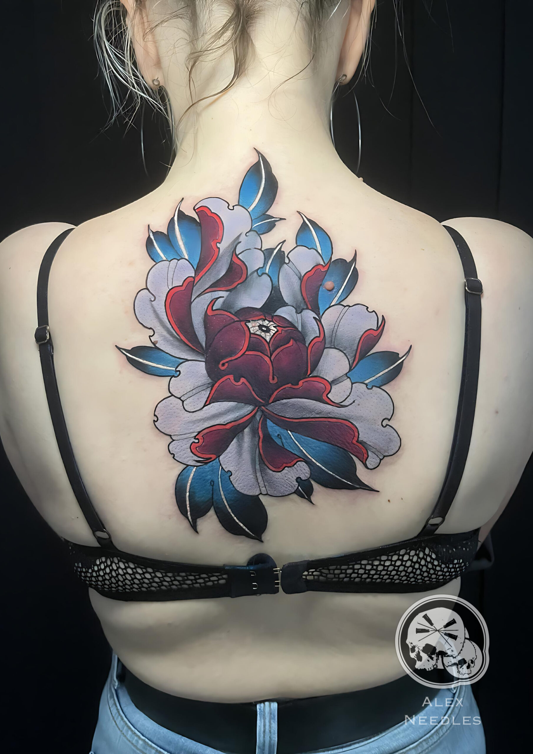 Tatouage pivoine japonaise Boulogne Tatouage pivoine japonaise en couleur sur le dos – The Needles Factory Boulogne
