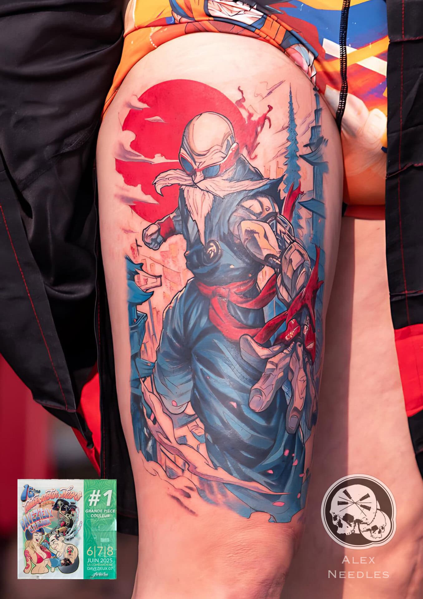 Tatoueur Alex Tatouage représentant le personnage Tortue Génial du mange Dragon Ball dans un style manga graphique en couleur, sur une cuisse réalisé par Alex, The Needles Factory