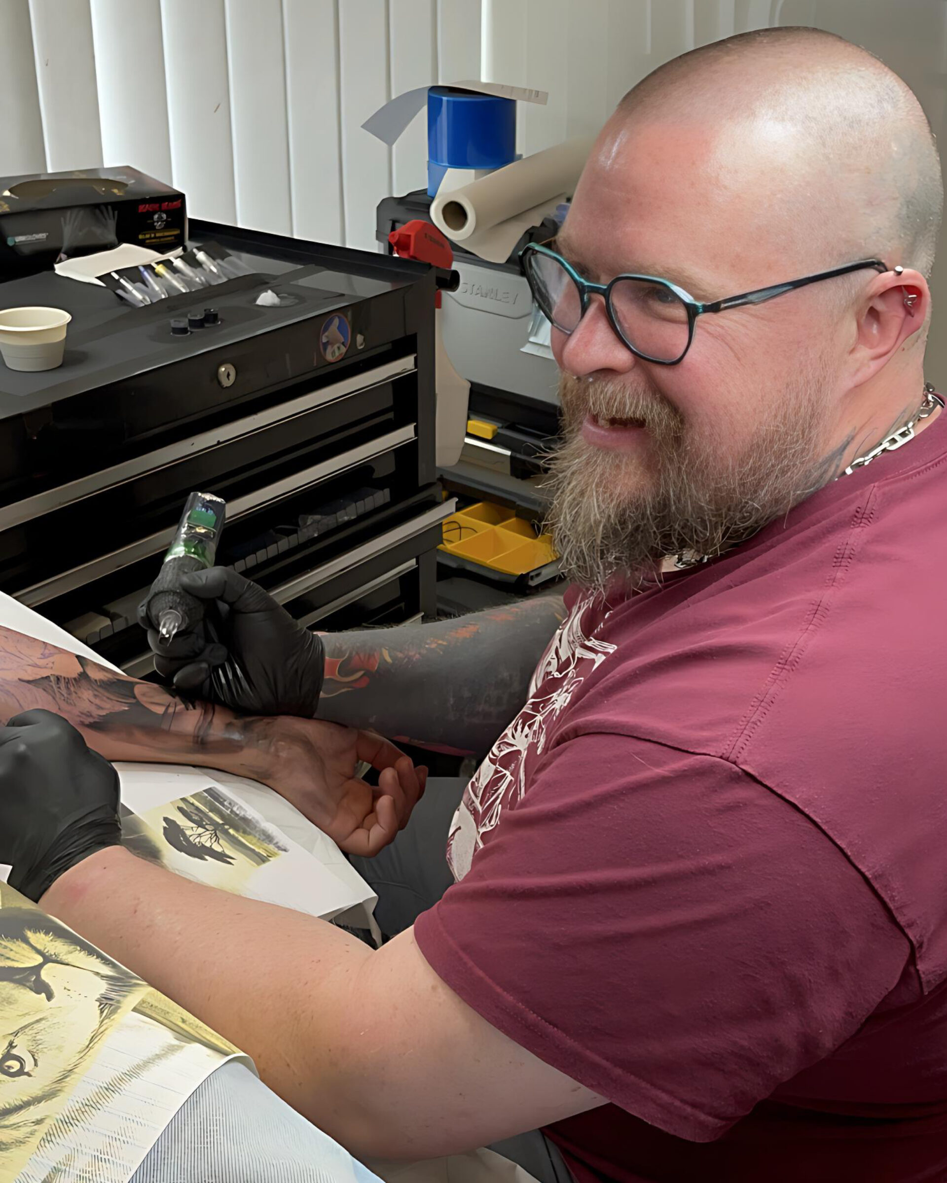 Tatoueur expérimenté réalisant un tatouage réaliste à Boulogne-sur-Mer - The Needles Factory