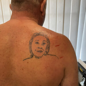 Tatouage portrait sur omoplate avant cover par Alex Needles