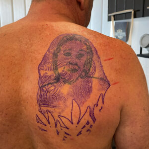 Pose du stencil sur un ancien tatouage avant cover gorille