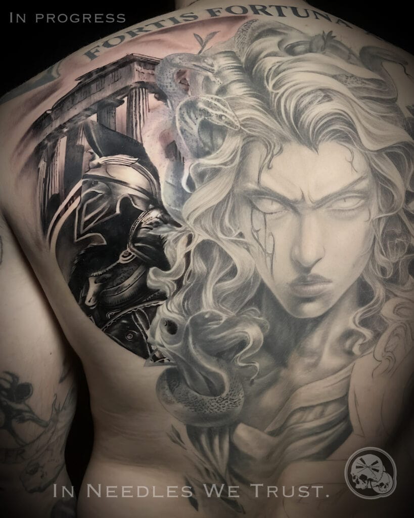 Tatouage réaliste noir et gris Méduse et hoplite sur dos – The Needles Factory Boulogne-sur-Mer