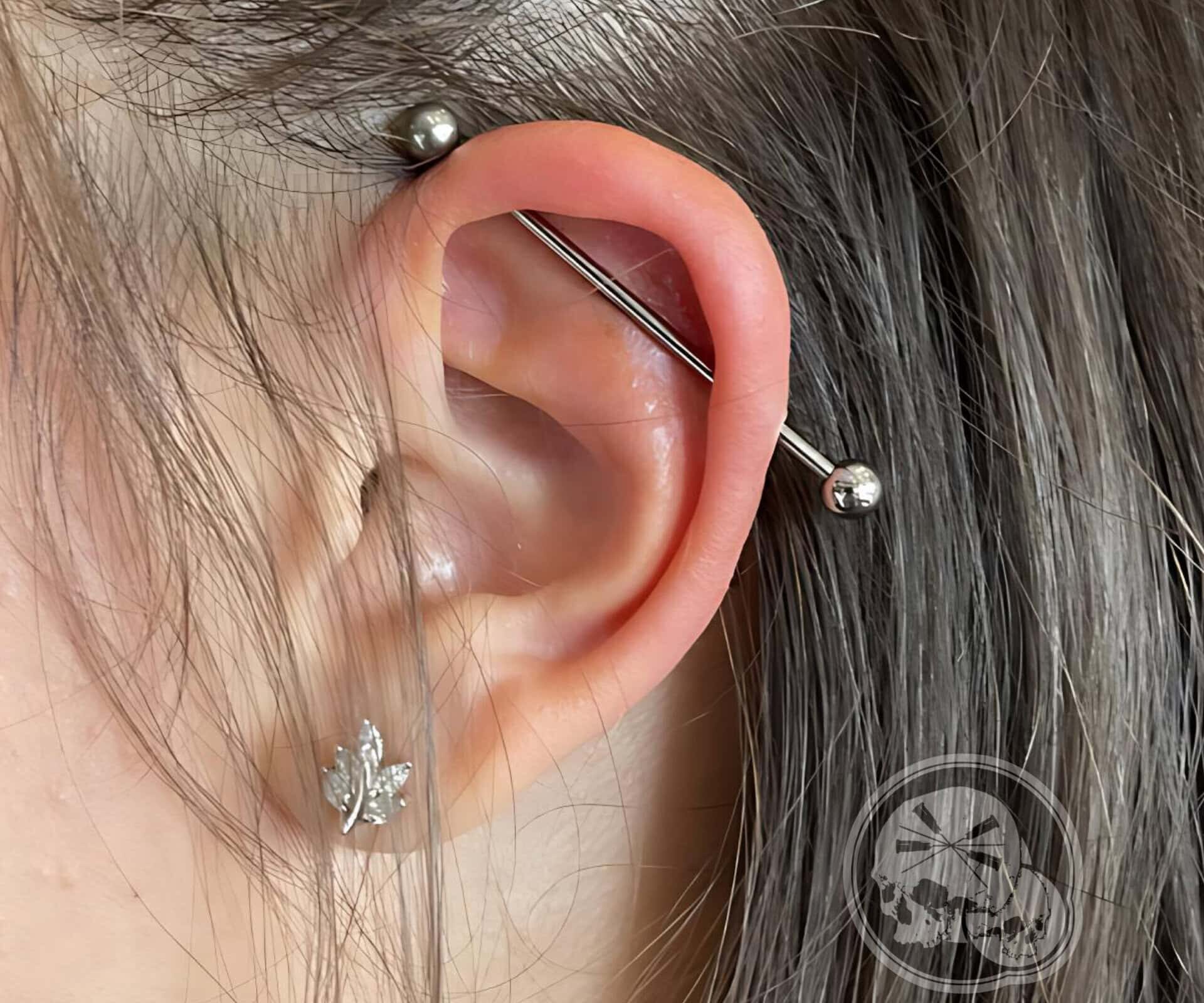 Piercing Industriel en Titane | The Needles Factory Piercing industriel en titane barre droite traversant l’oreille - The Needles Factory Boulogne-sur-Mer