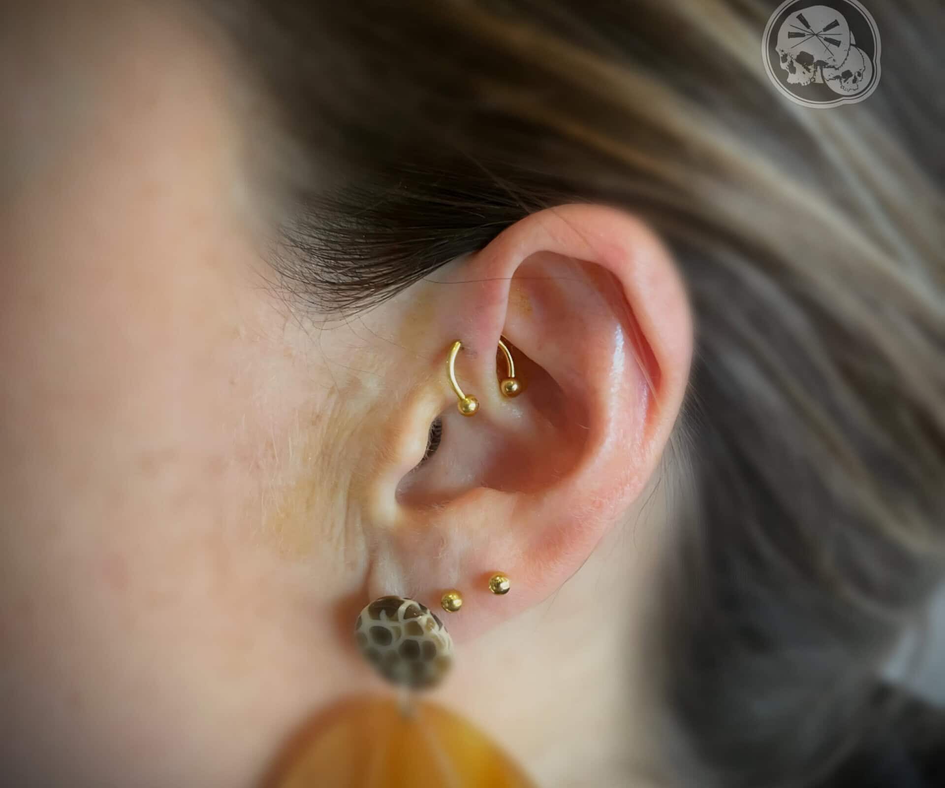 Piercing anti-hélix en titane PVD Gold – The Needles Factory Boulogne-sur-Mer Piercing anti-hélix réalisé à Boulogne-sur-Mer par The Needles Factory, bijou en titane PVD Gold, pose professionnelle respectant les normes d’hygiène.