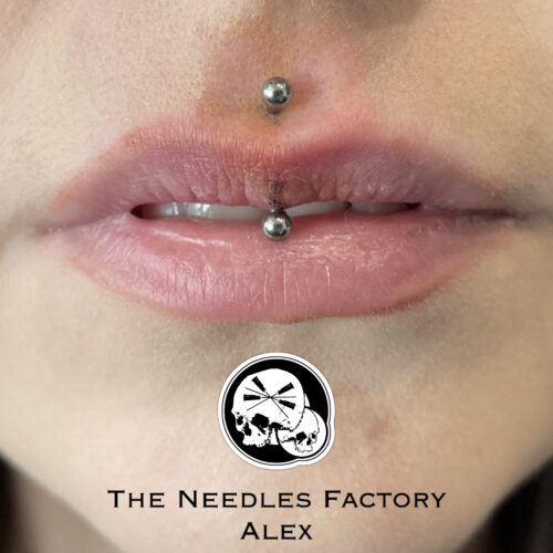 Piercing labret vertical sur la lèvre avec bijou en titane – réalisé au salon The Needles Factory à Boulogne-sur-Mer par Alex.