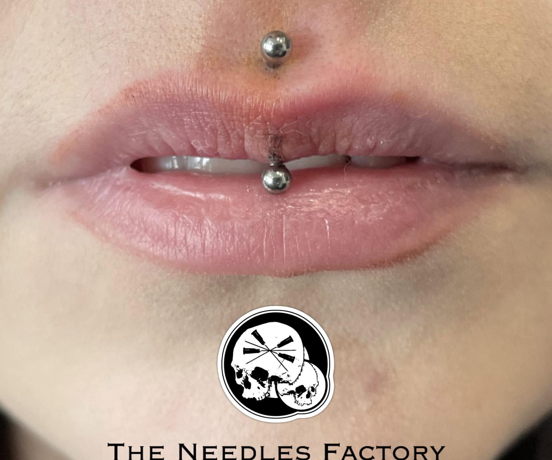Piercing Labret Vertical Lèvre – The Needles Factory Boulogne-sur-Mer Piercing labret vertical sur la lèvre avec bijou en titane – réalisé au salon The Needles Factory à Boulogne-sur-Mer par Alex.