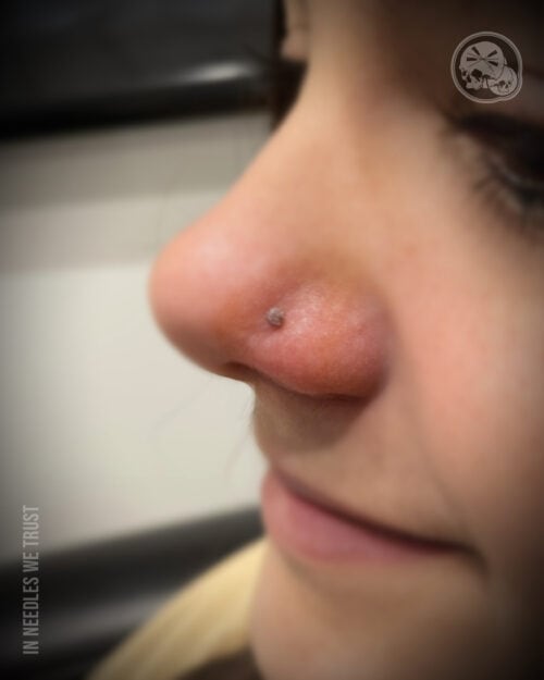 Piercing nez (nostril) avec bijou discret à Boulogne-sur-Mer (62)