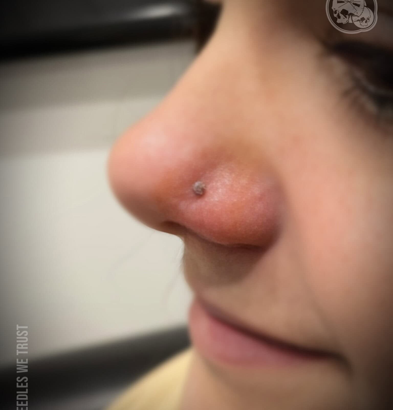 Piercing nez (nostril) – Boulogne-sur-Mer (62) | The Needles Factory Piercing nez (nostril) avec bijou discret à Boulogne-sur-Mer (62)