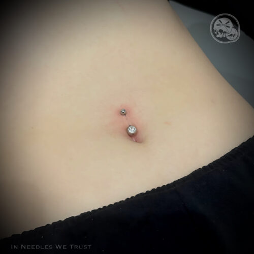 Piercing nombril en titane – Boulogne-sur-Mer (62) | The Needles Factory Piercing nombril en titane avec strass à Boulogne-sur-Mer (62)