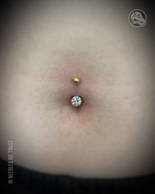 Piercing nombril en titane PVD gold avec strass à Boulogne-sur-Mer (62)