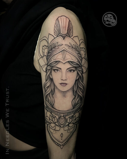 Tatouage Athéna casquée en fine line et dotwork sur bras à Boulogne-sur-Mer (62)