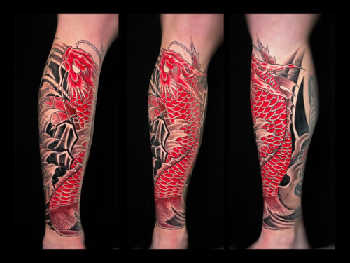 Tatouage japonais carpe koi rouge sur l’avant-bras, symbole de force et persévérance, encré en noir et rouge avec fond traditionnel.