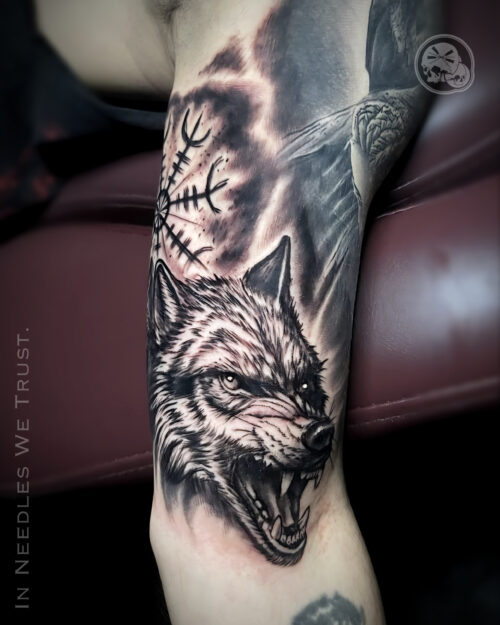 Tatouage Loup Nordique & Ægishjálmur — Boulogne-sur-Mer | The Needles Factory Tatouage loup réaliste noir et gris avec symbole nordique Ægishjálmur, réalisé à Boulogne-sur-Mer (Pas-de-Calais) — The Needles Factory